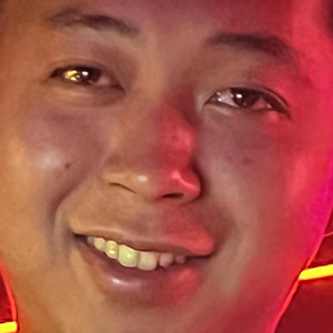 在楼道里做爽翻H男男
